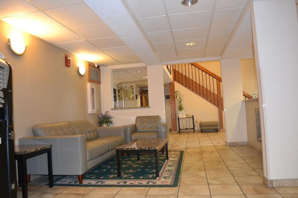 Super 8 By Wyndham Germantown/Milwaukee Hotel Exterior photo