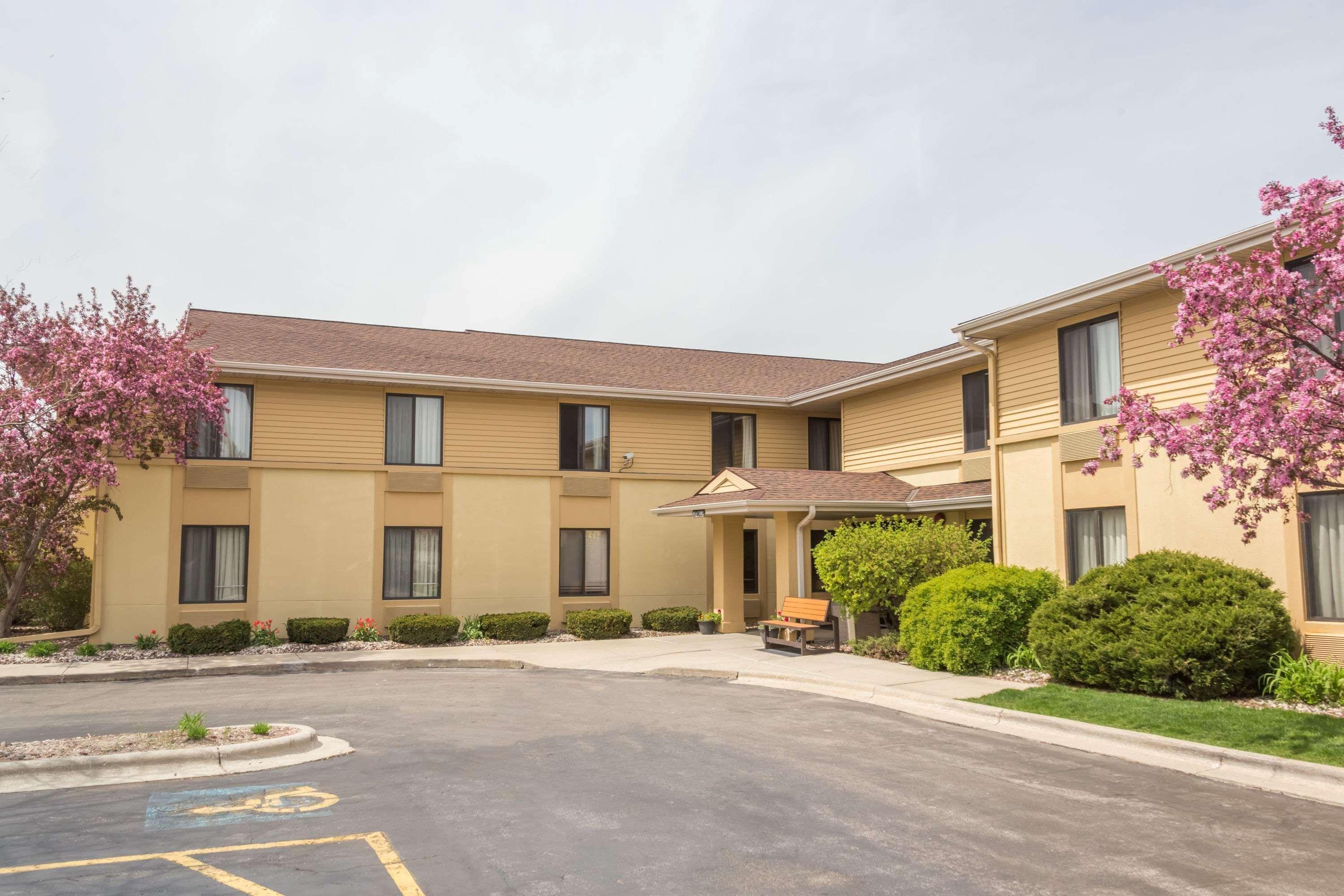 Super 8 By Wyndham Germantown/Milwaukee Hotel Exterior photo