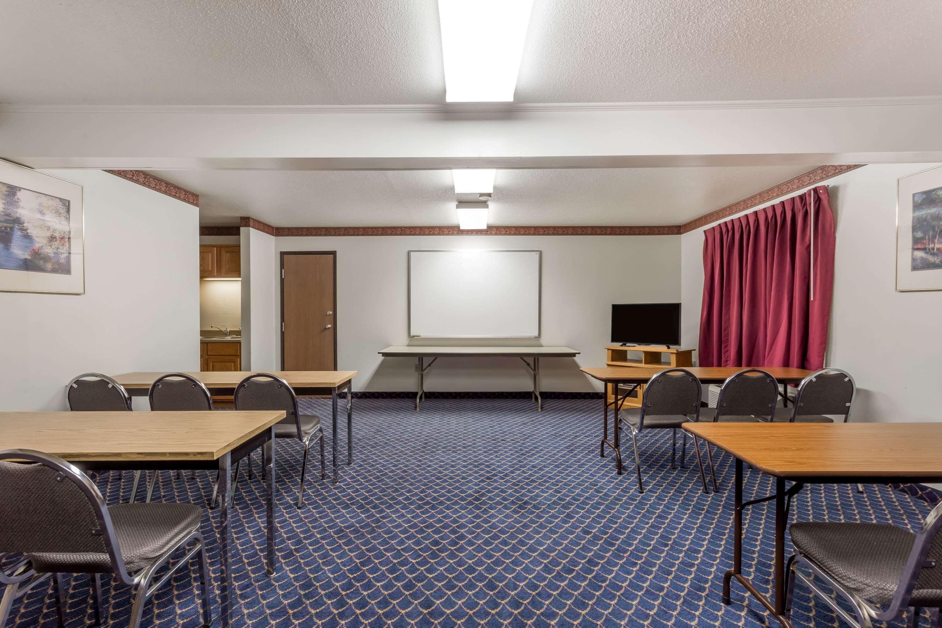 Super 8 By Wyndham Germantown/Milwaukee Hotel Exterior photo