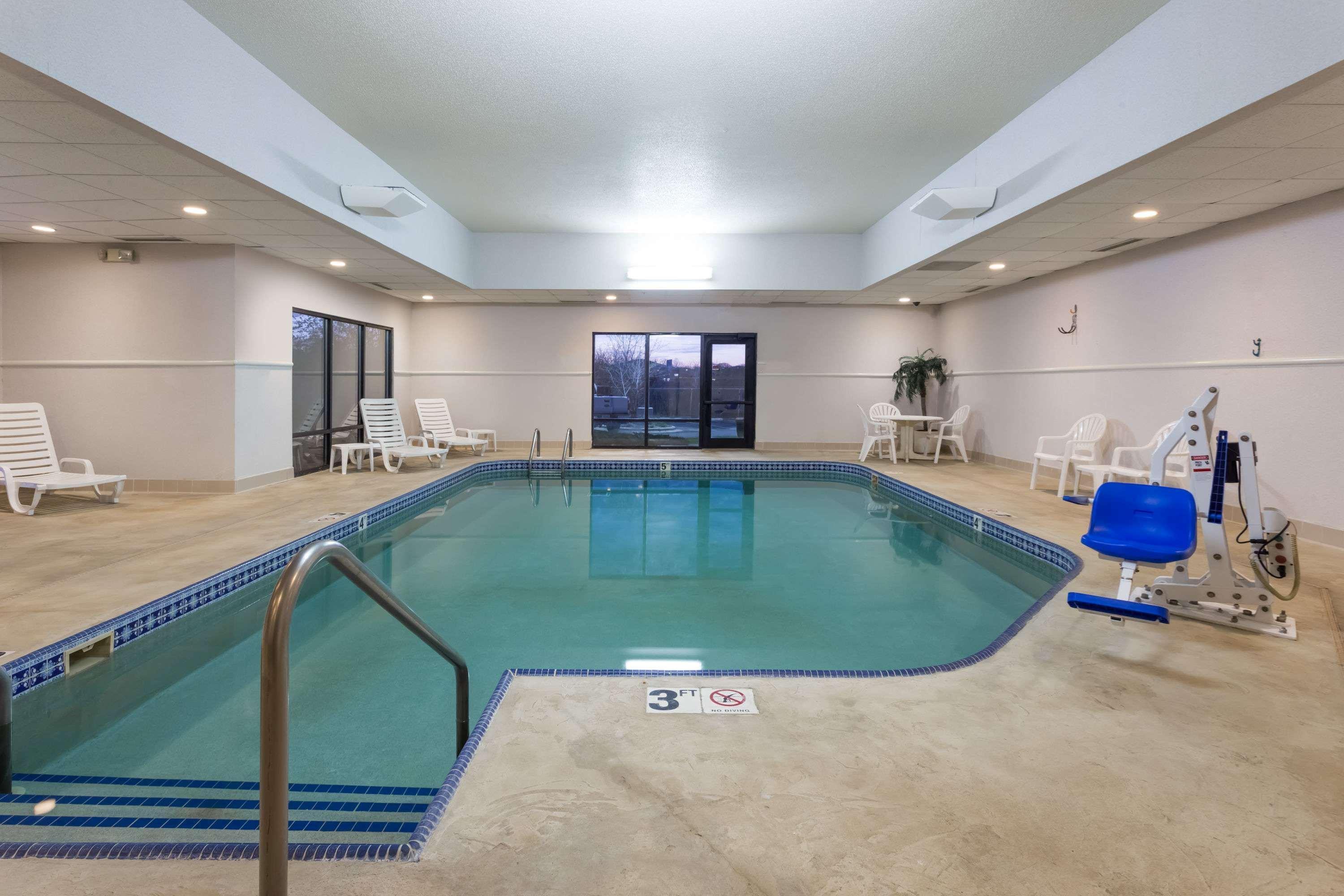 Super 8 By Wyndham Germantown/Milwaukee Hotel Exterior photo