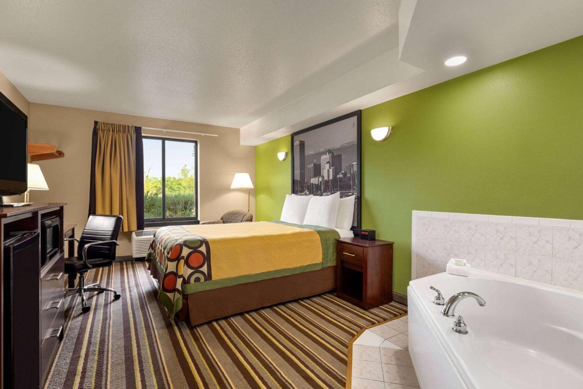 Super 8 By Wyndham Germantown/Milwaukee Hotel Exterior photo