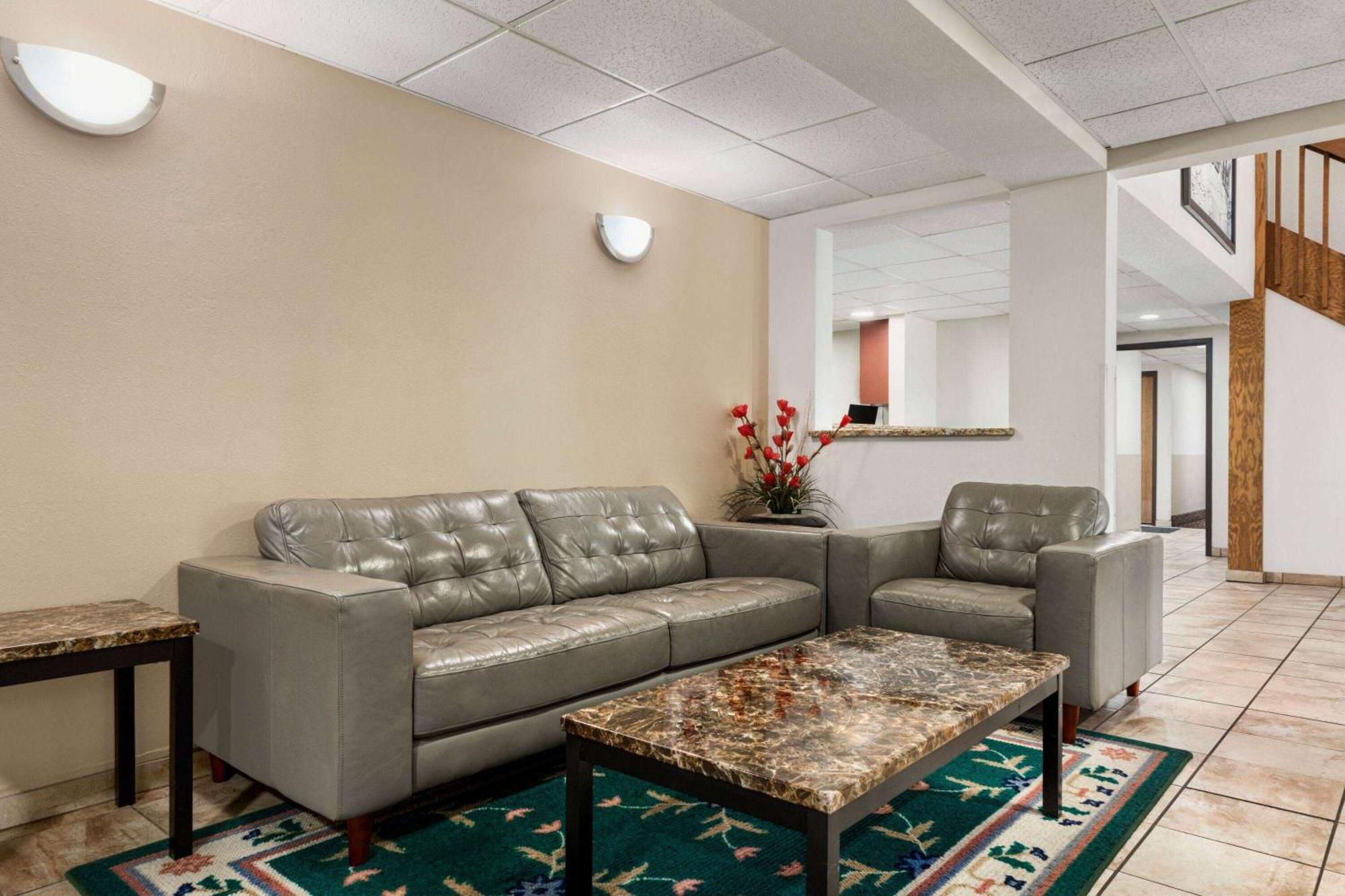 Super 8 By Wyndham Germantown/Milwaukee Hotel Exterior photo