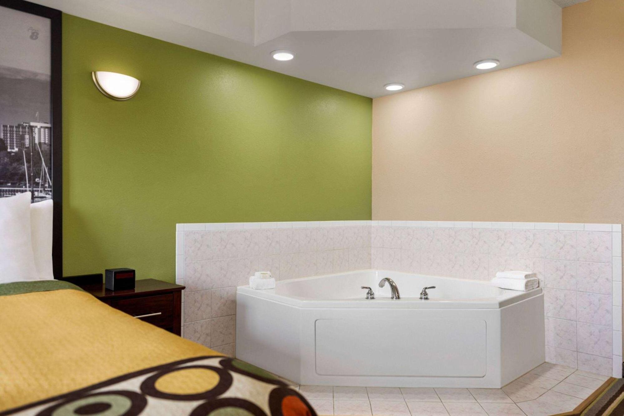 Super 8 By Wyndham Germantown/Milwaukee Hotel Exterior photo