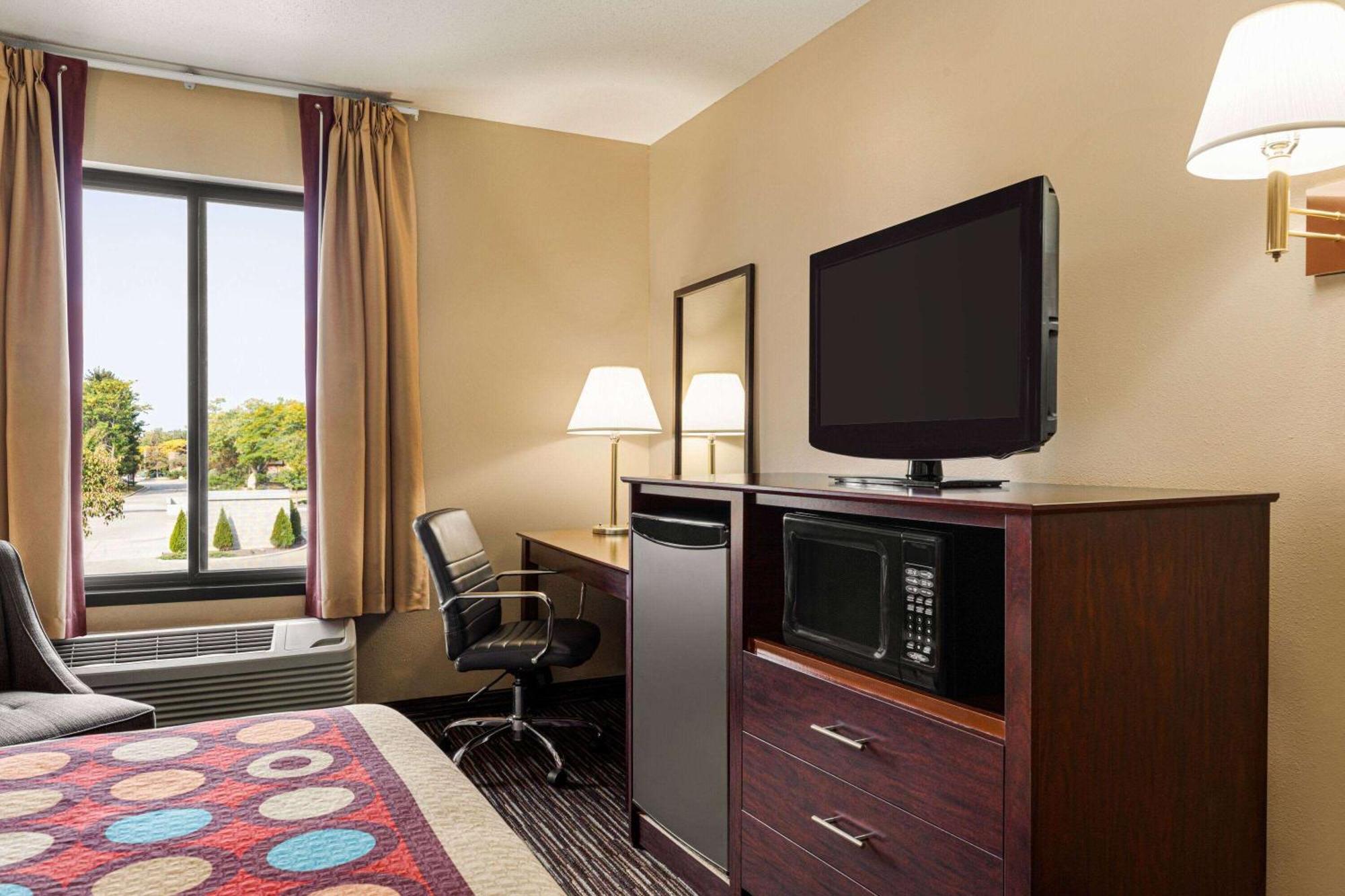 Super 8 By Wyndham Germantown/Milwaukee Hotel Exterior photo