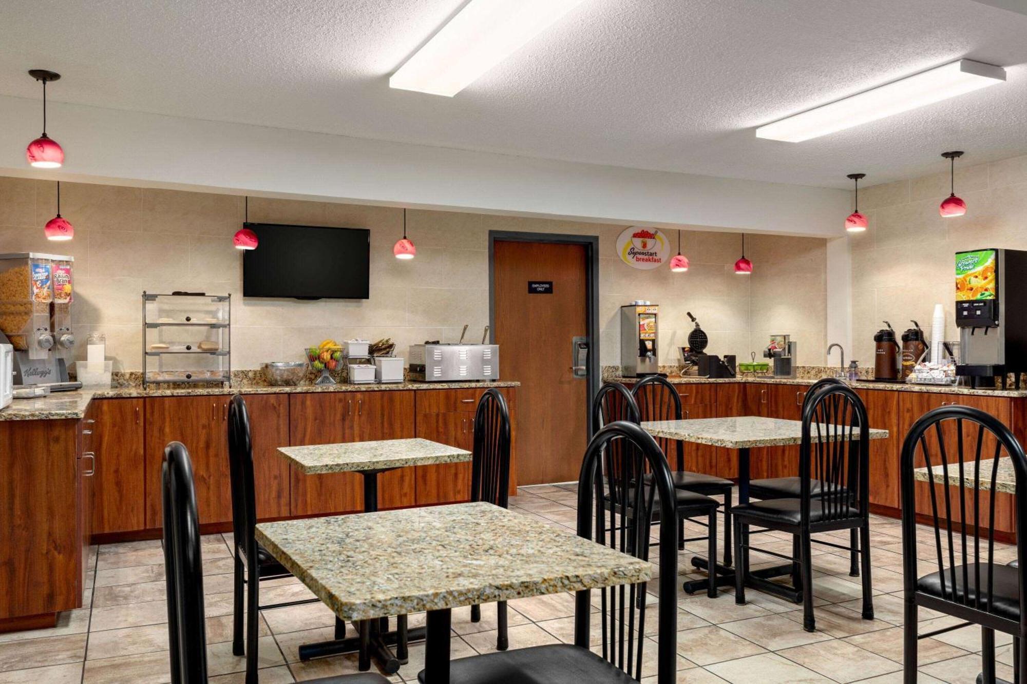 Super 8 By Wyndham Germantown/Milwaukee Hotel Exterior photo