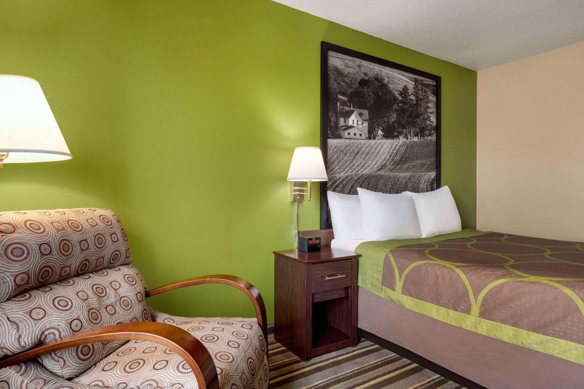 Super 8 By Wyndham Germantown/Milwaukee Hotel Exterior photo