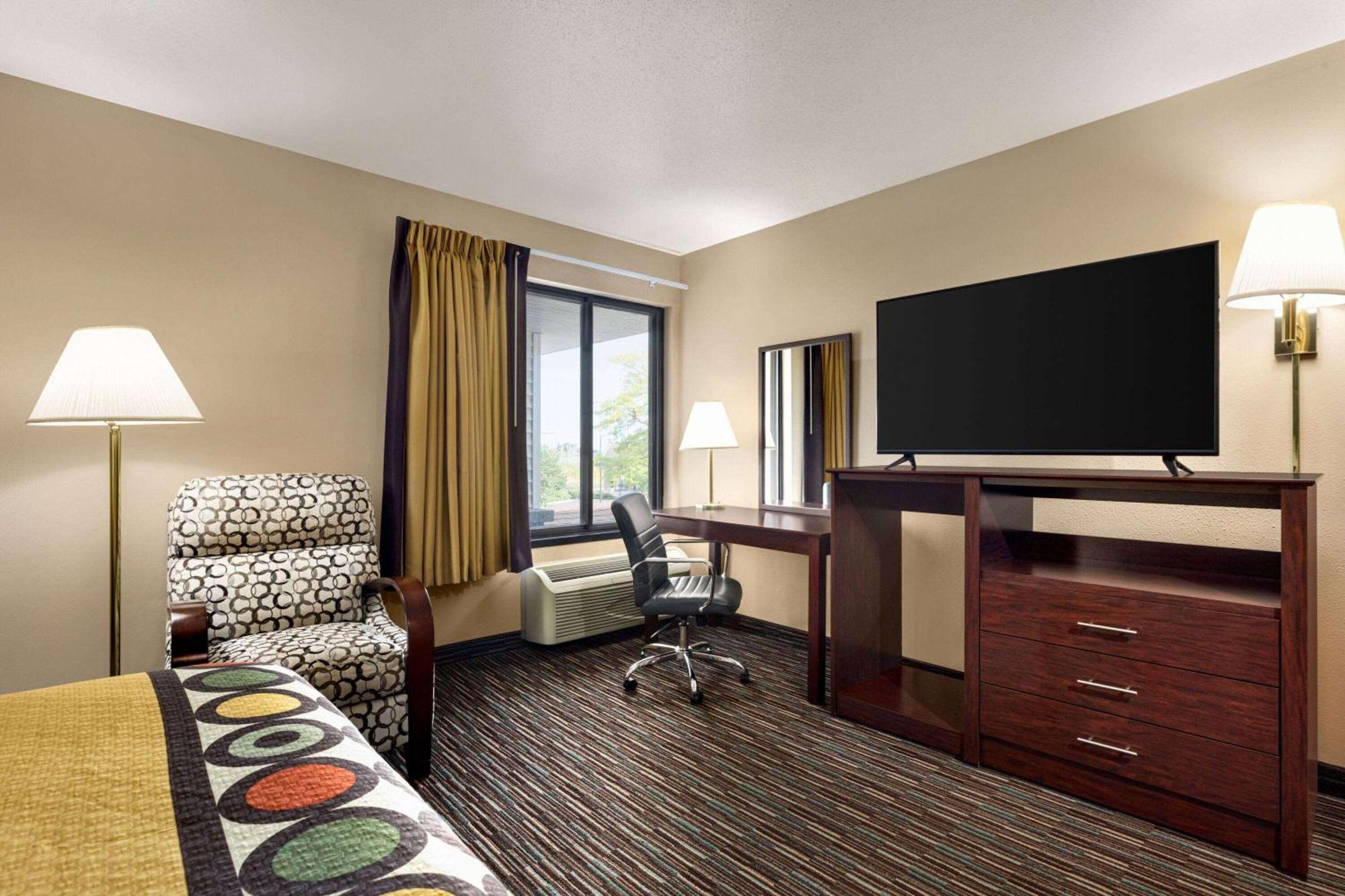 Super 8 By Wyndham Germantown/Milwaukee Hotel Exterior photo