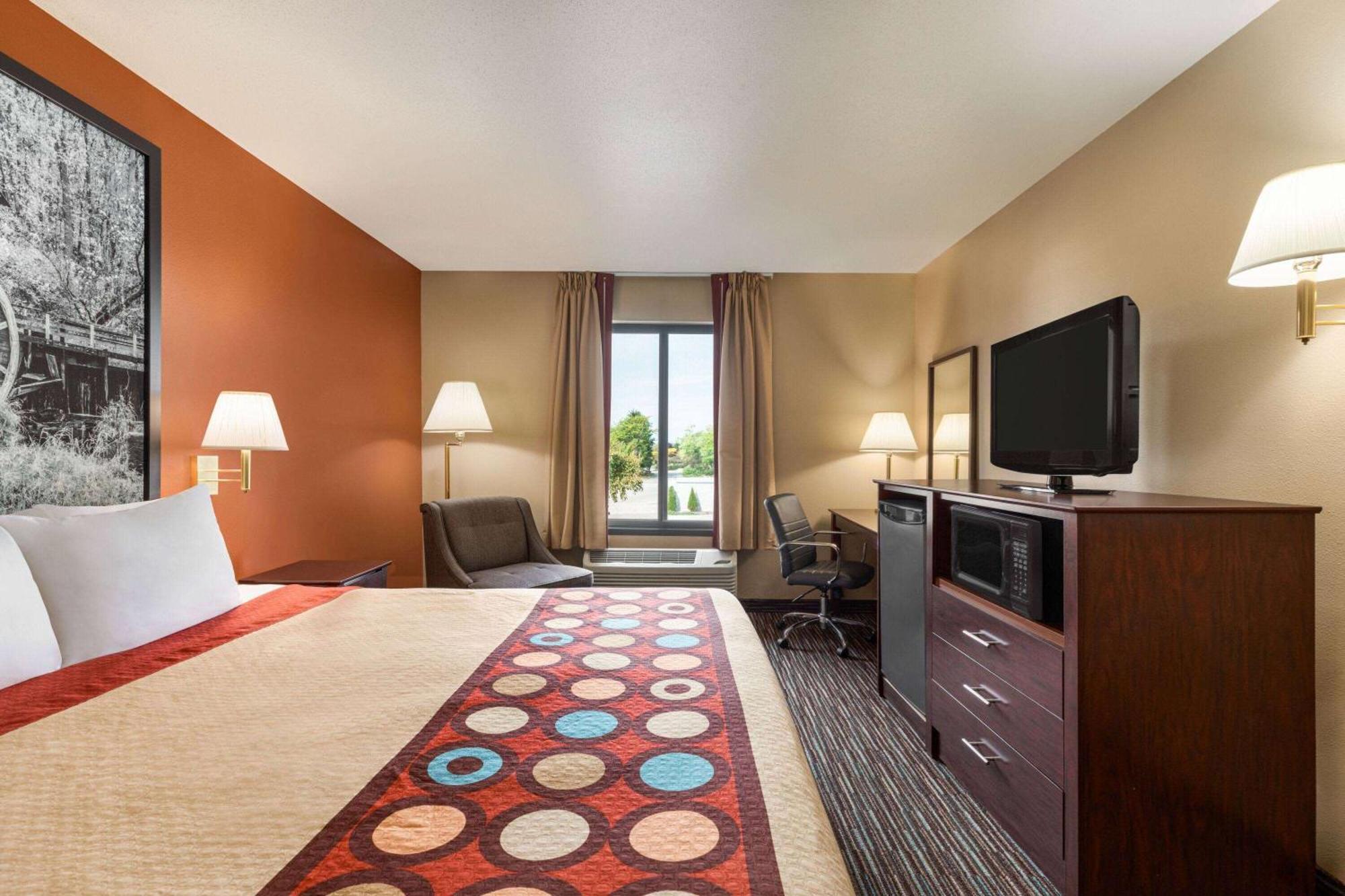 Super 8 By Wyndham Germantown/Milwaukee Hotel Exterior photo
