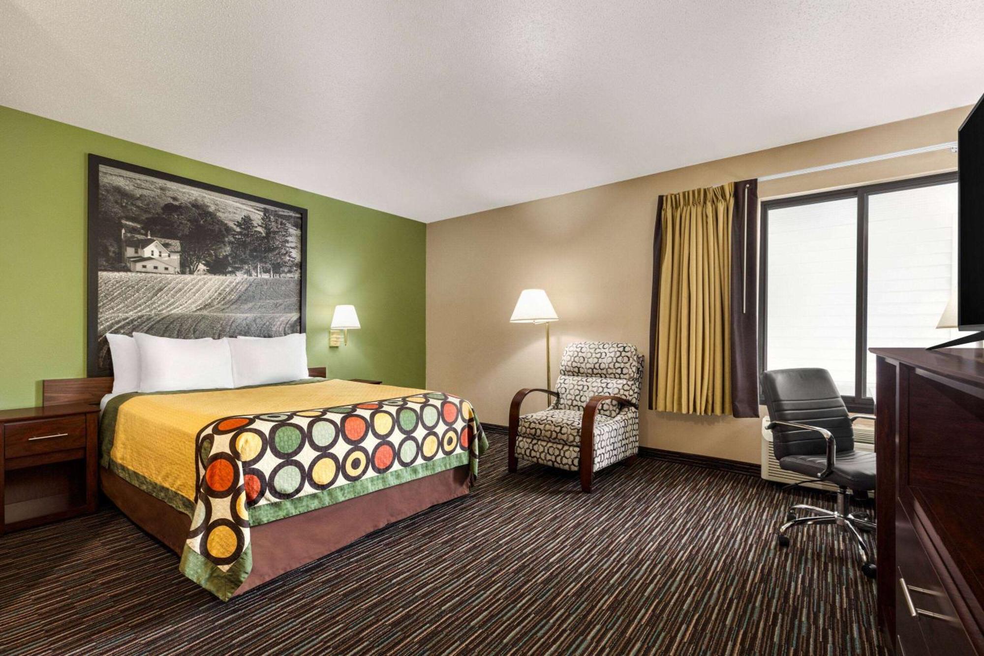Super 8 By Wyndham Germantown/Milwaukee Hotel Exterior photo