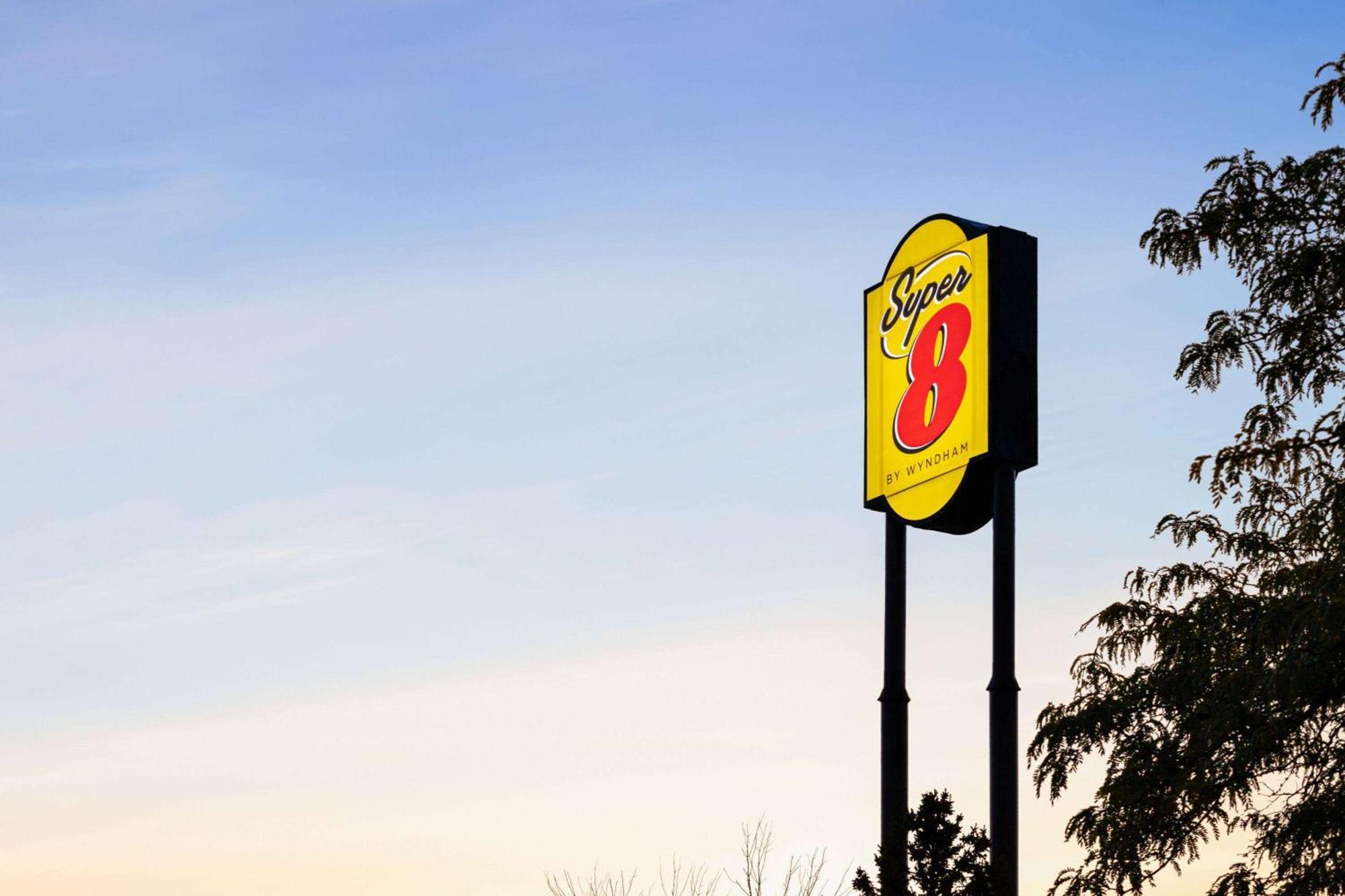 Super 8 By Wyndham Germantown/Milwaukee Hotel Exterior photo