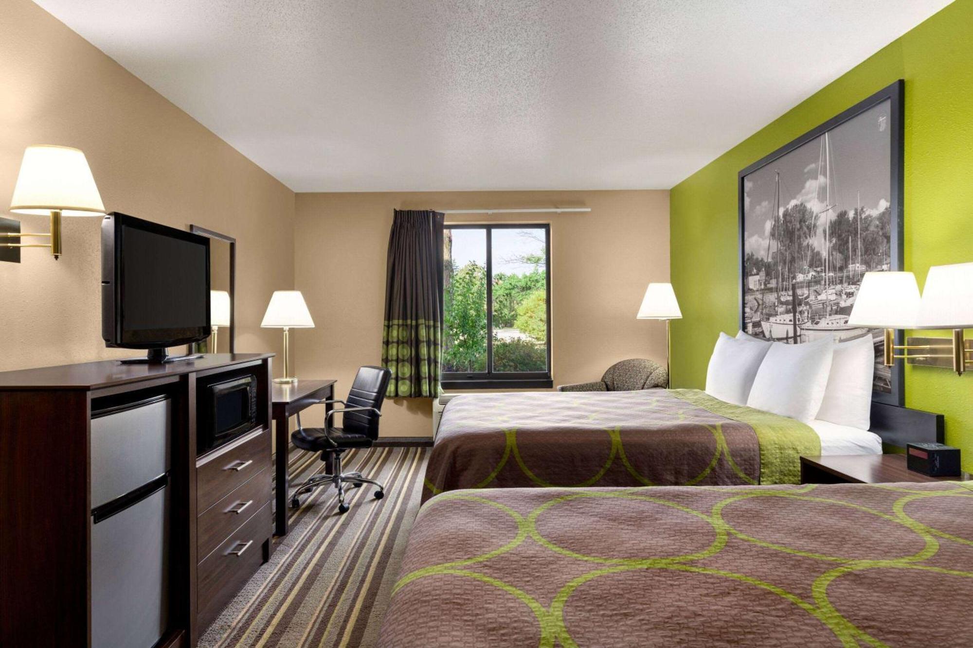 Super 8 By Wyndham Germantown/Milwaukee Hotel Exterior photo