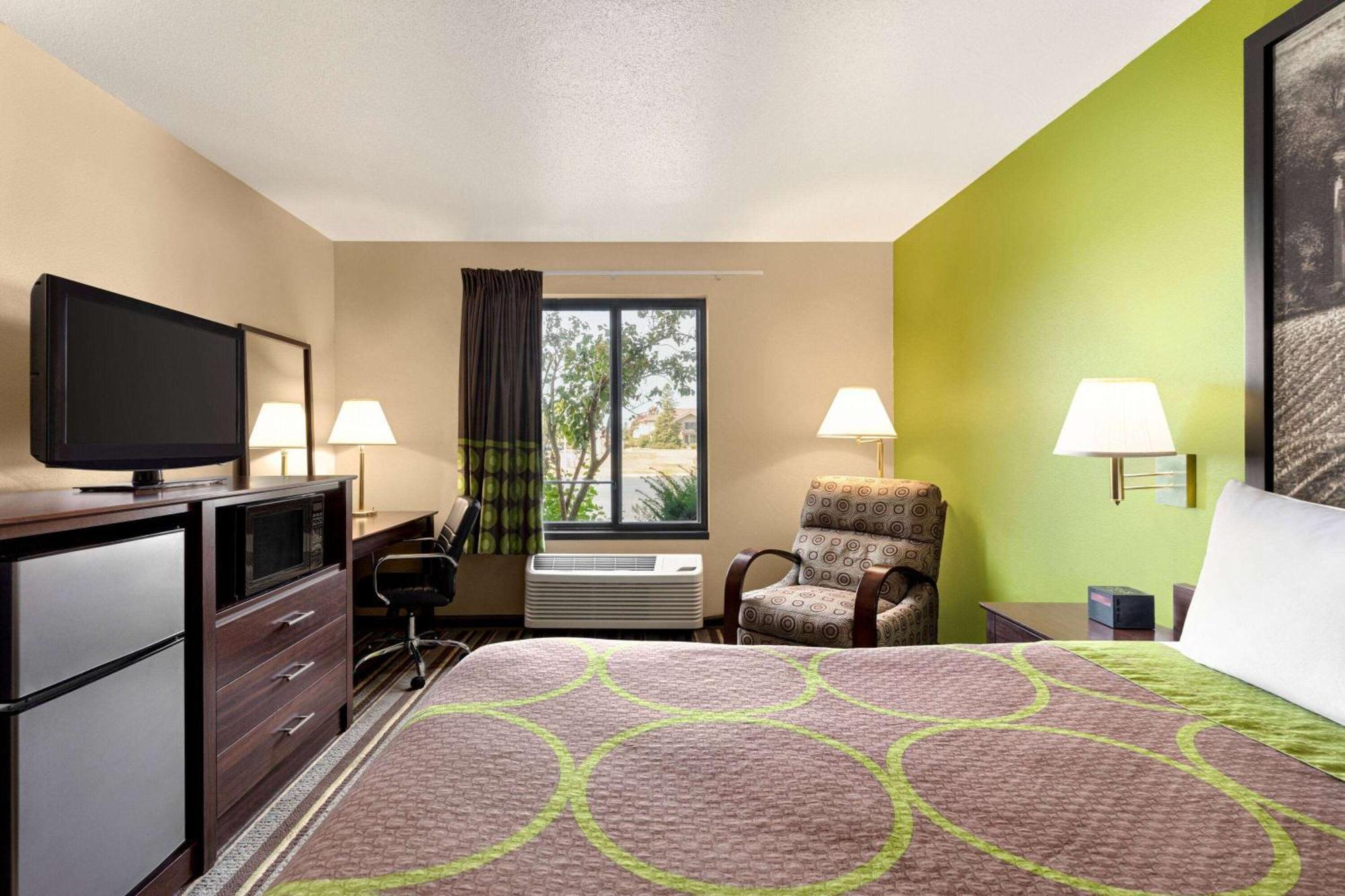 Super 8 By Wyndham Germantown/Milwaukee Hotel Exterior photo