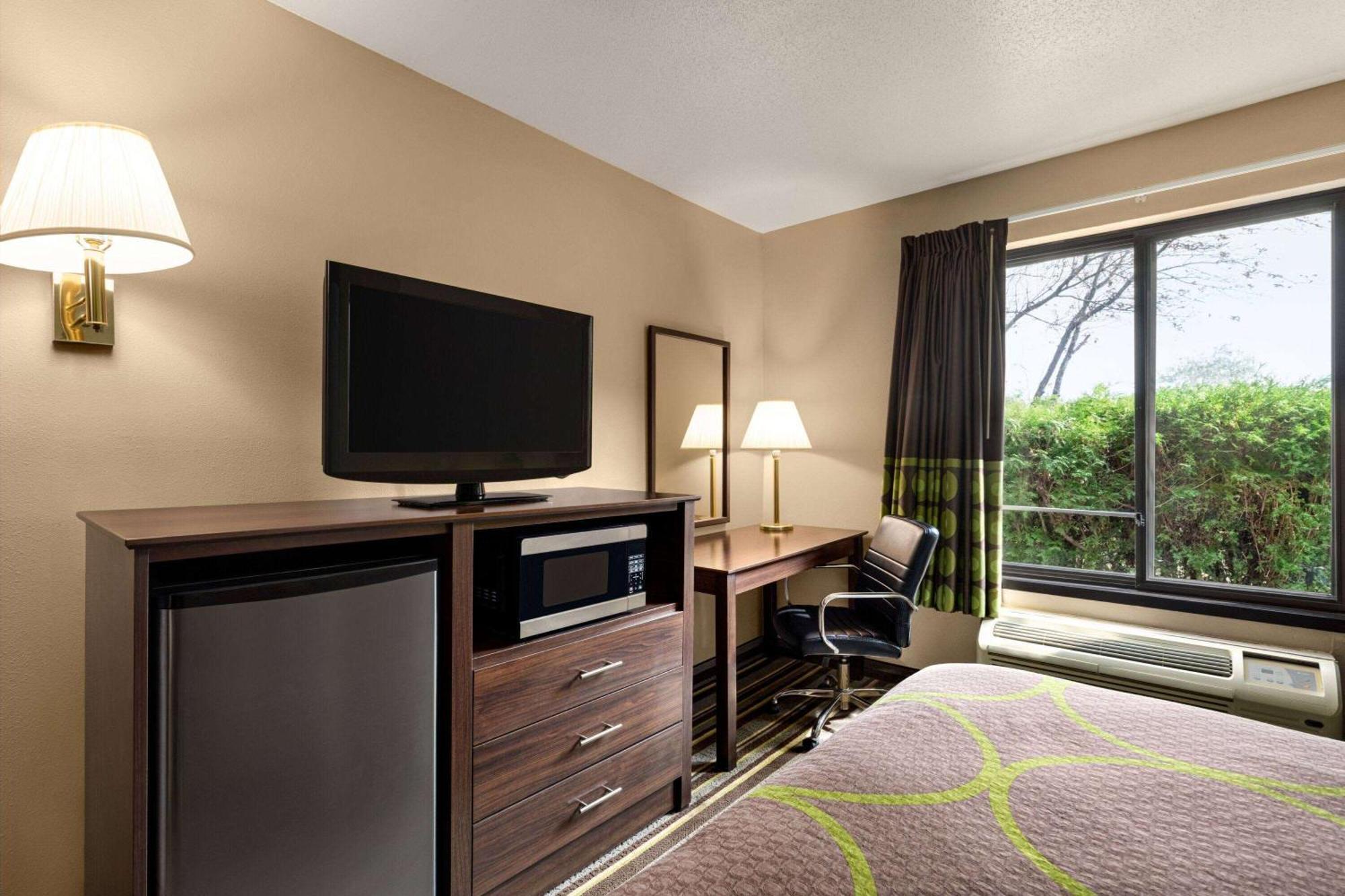 Super 8 By Wyndham Germantown/Milwaukee Hotel Exterior photo