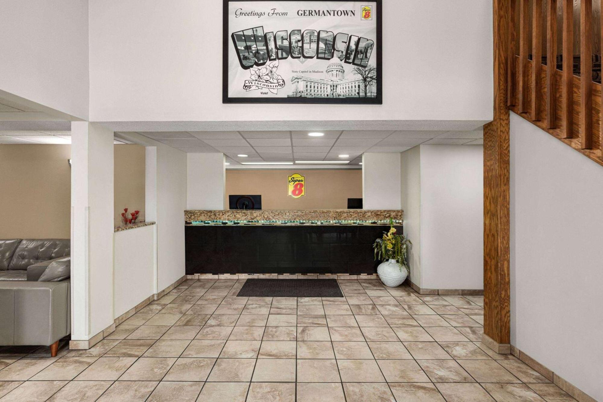 Super 8 By Wyndham Germantown/Milwaukee Hotel Exterior photo