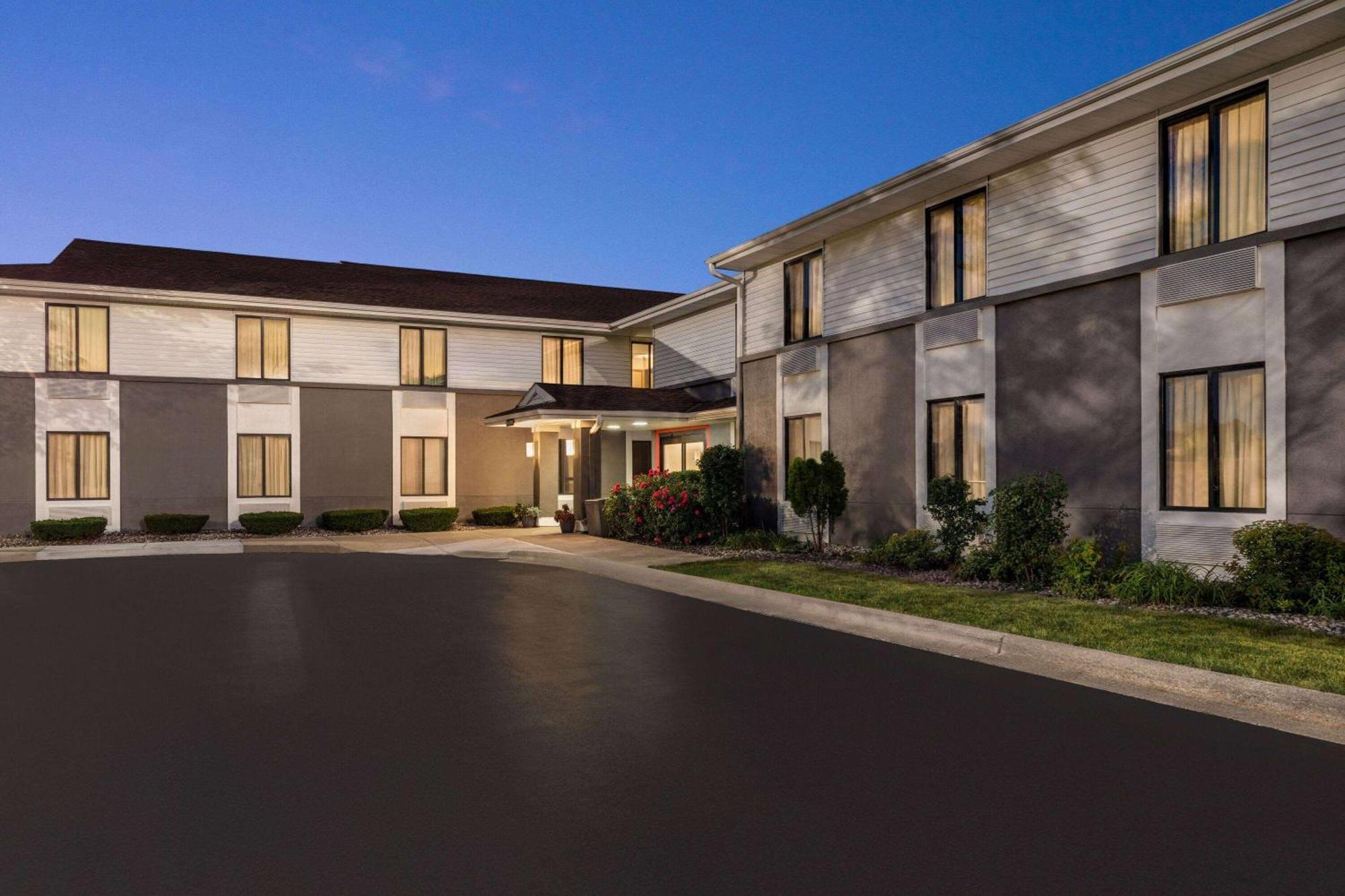 Super 8 By Wyndham Germantown/Milwaukee Hotel Exterior photo