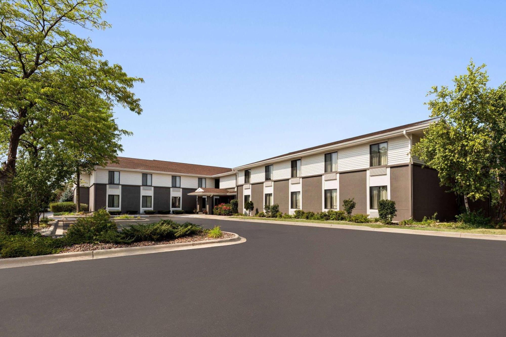 Super 8 By Wyndham Germantown/Milwaukee Hotel Exterior photo