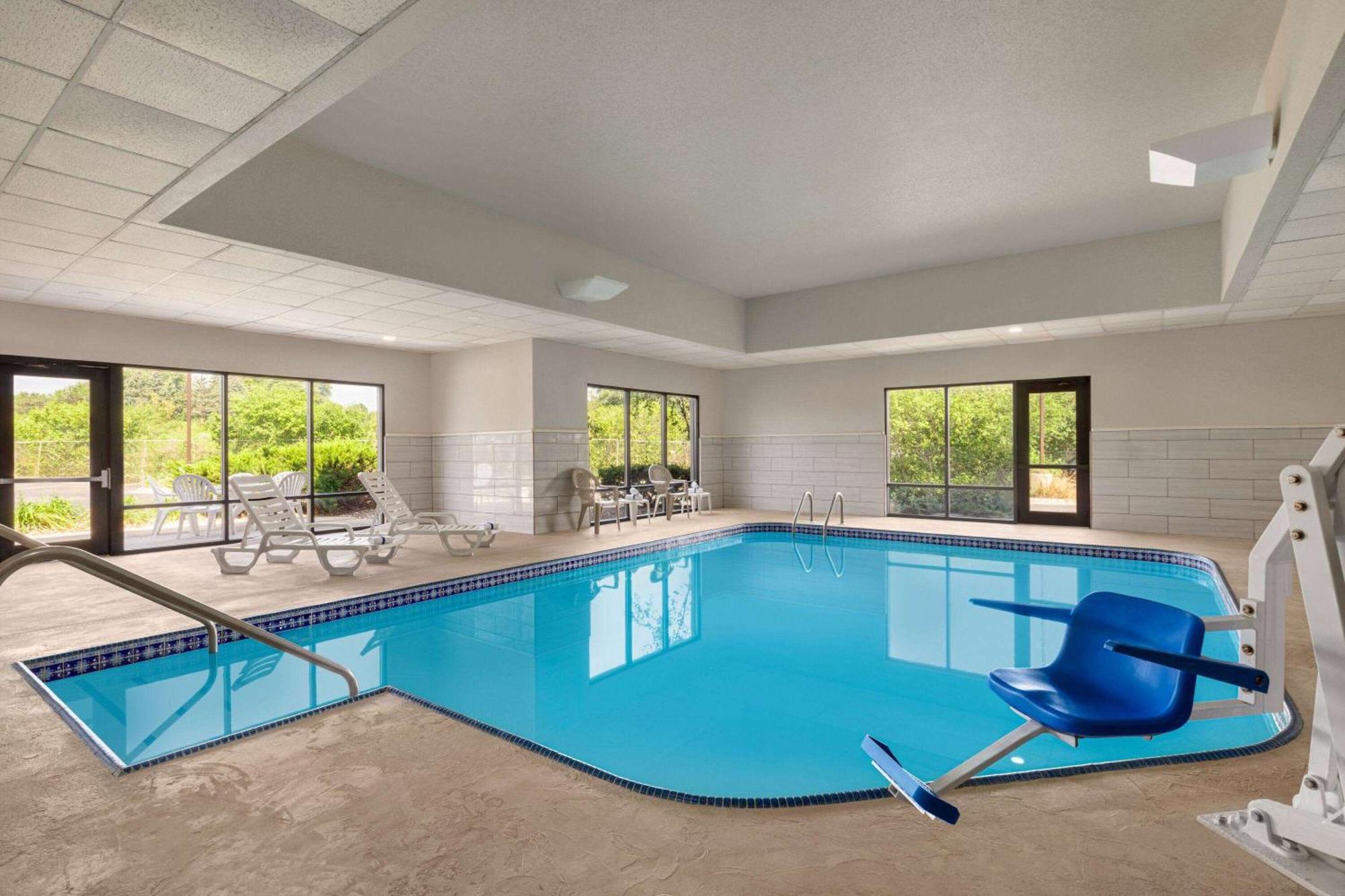 Super 8 By Wyndham Germantown/Milwaukee Hotel Exterior photo