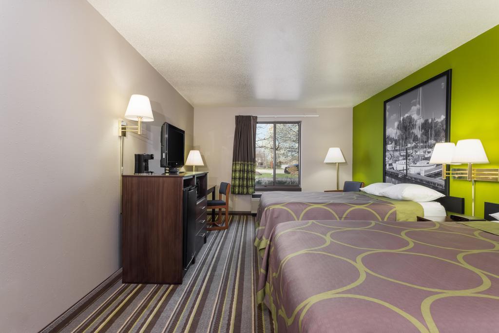 Super 8 By Wyndham Germantown/Milwaukee Hotel Exterior photo