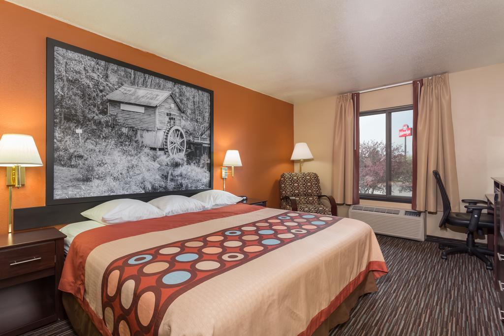 Super 8 By Wyndham Germantown/Milwaukee Hotel Exterior photo