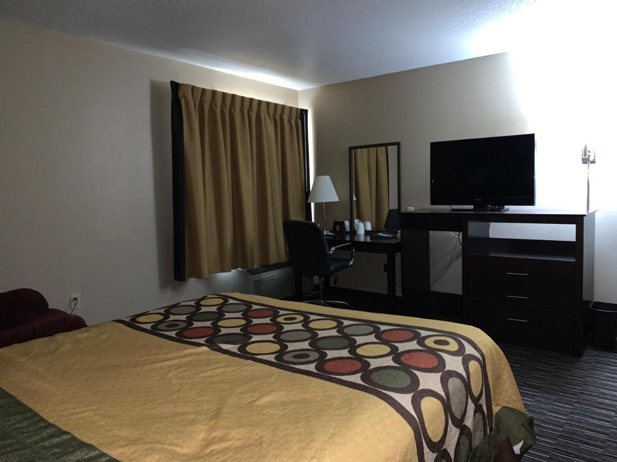 Super 8 By Wyndham Germantown/Milwaukee Hotel Exterior photo